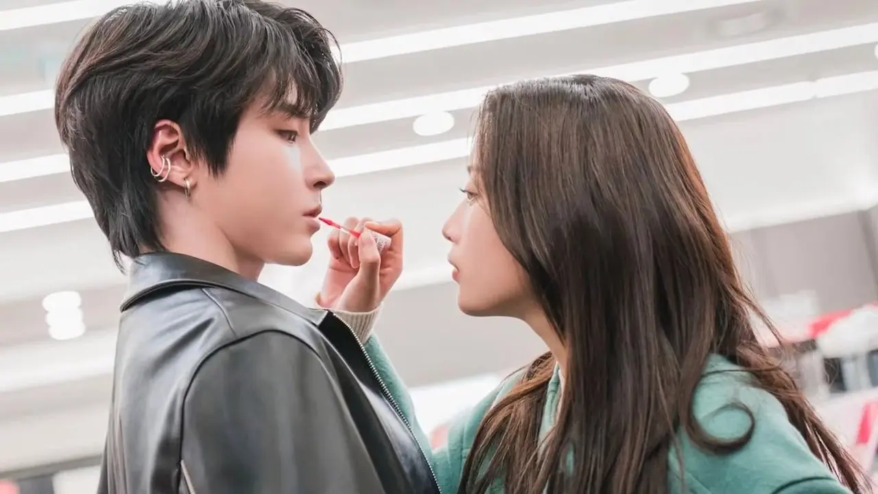 Lim Ju-kyung (Moon Ga-young) aplicándole tinte de labios a Han Seo-jun (Hwang In-youp) en True Beauty.