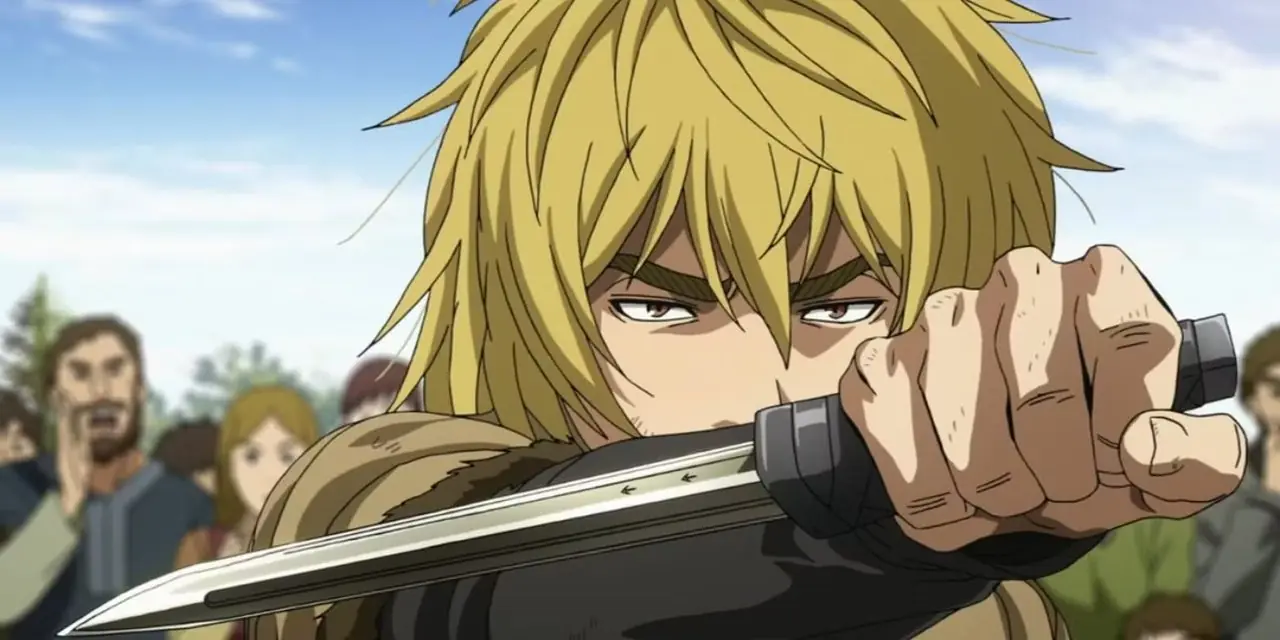 Vinland Saga 中的托尔芬在人群面前举起一把匕首。