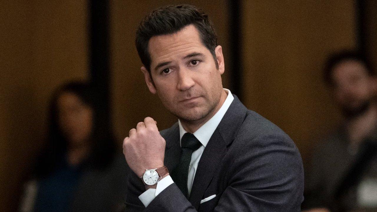 Mickey de Manuel García-Rulfo de pie con una mirada pensativa en The Lincoln Lawyer Mickey de Manuel García-Rulfo de pie con una mirada pensativa en The Lincoln Lawyer