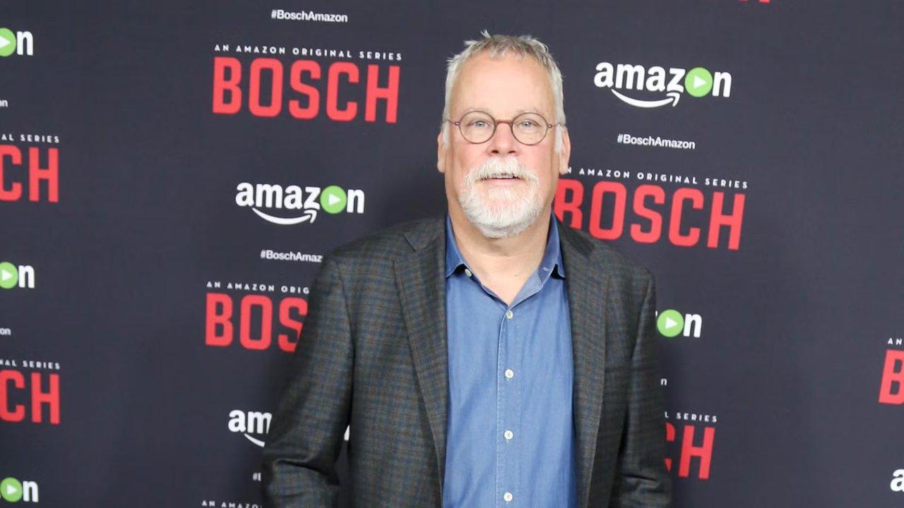 Michael Connelly står foran Bosch-symbolet på premieren på den røde løperen i sesong 2