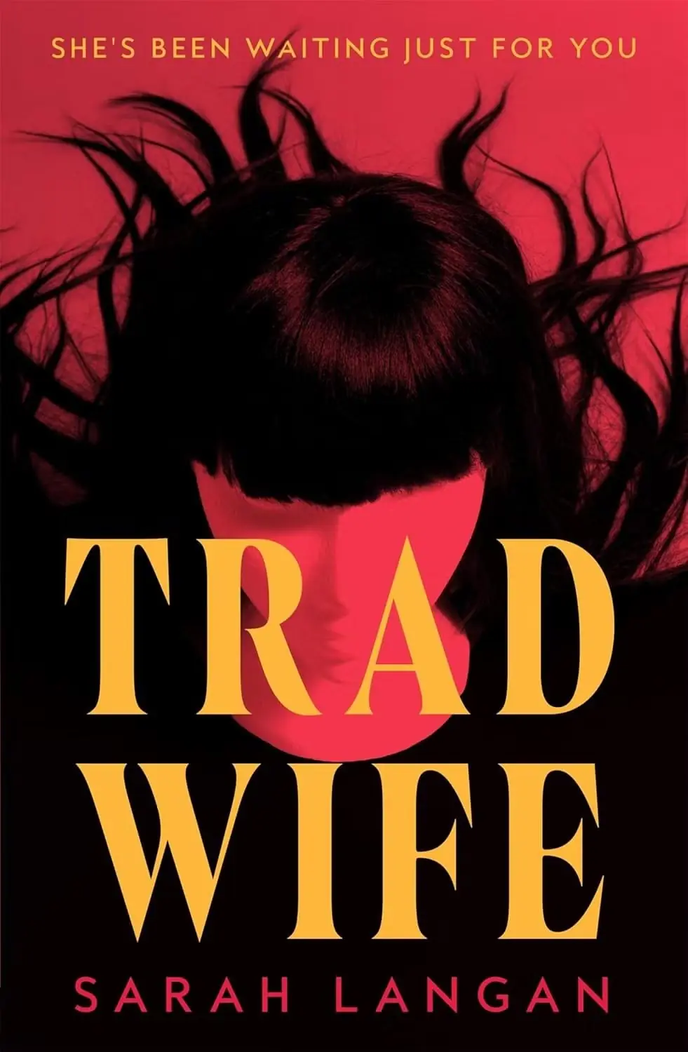 Trad Wife van Sarah Langan toont een vrouw met wild bruin haar Trad Wife van Sarah Langan toont een vrouw met wild bruin haar