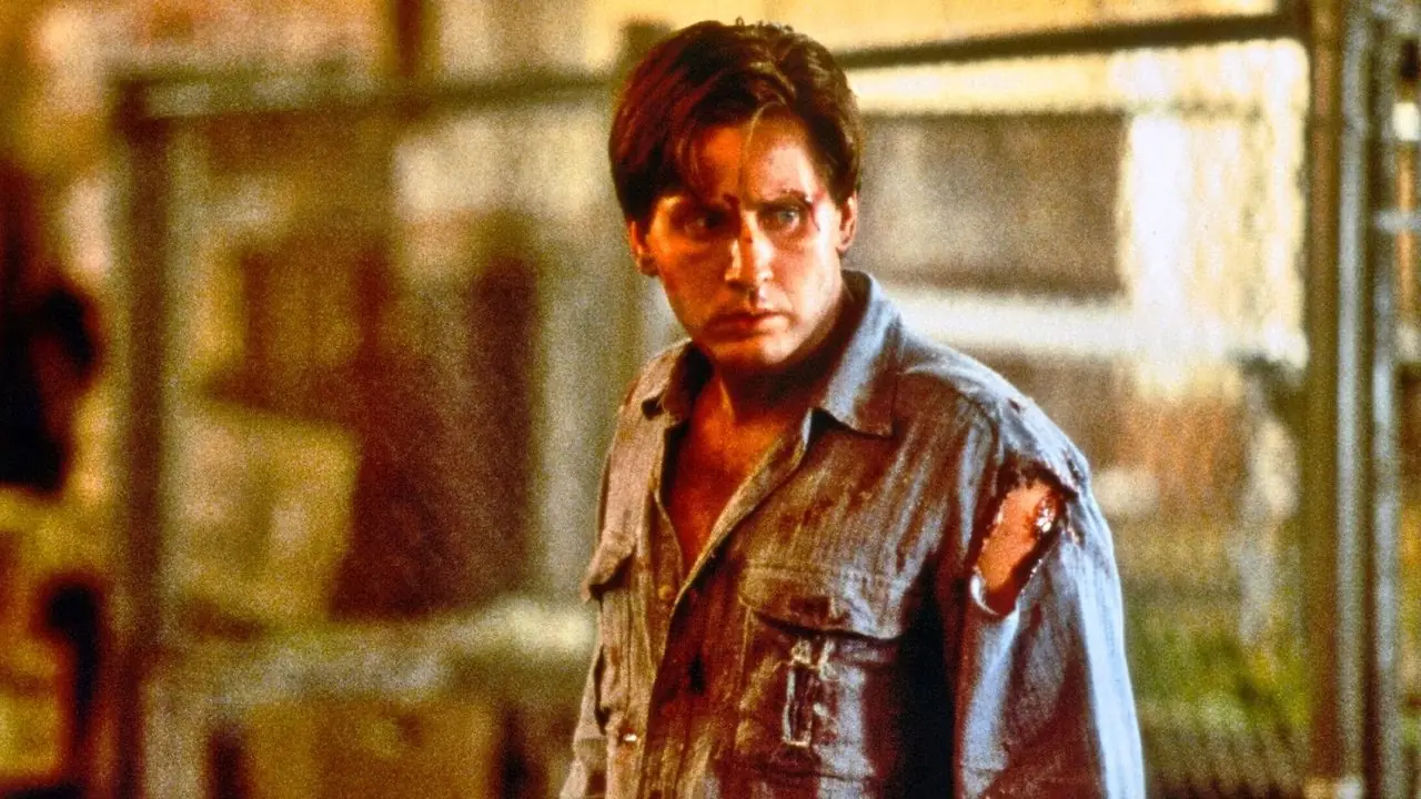 Emilio Estevez como Frank herido en La noche del juicio final