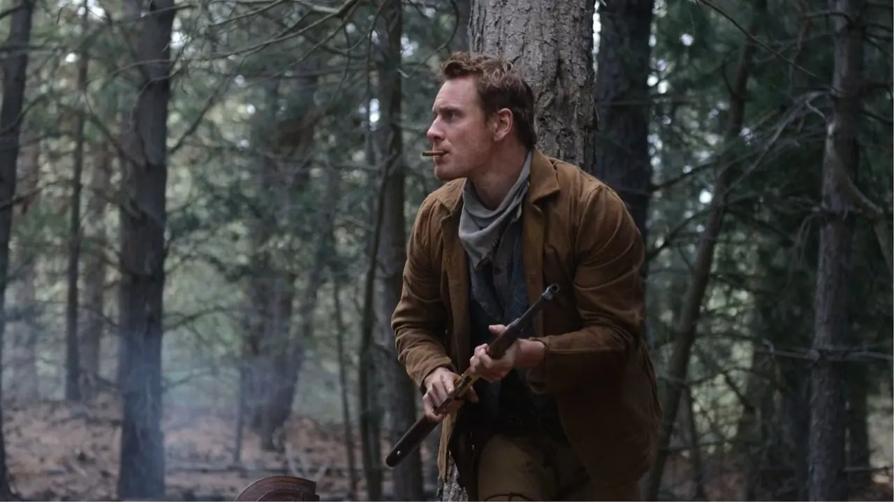 مايكل فاسبندر يركض بمسدس في دور سيلاس في Slow West مايكل فاسبندر يركض بمسدس في دور سيلاس في Slow West
