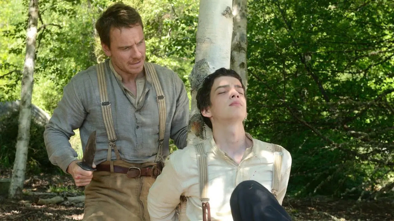 مايكل فاسبندر في دور سيلاس يحرر Kodi Smit-McPhee في دور جاي في Slow West مايكل فاسبندر في دور سيلاس يحرر Kodi Smit-McPhee في دور جاي في Slow West