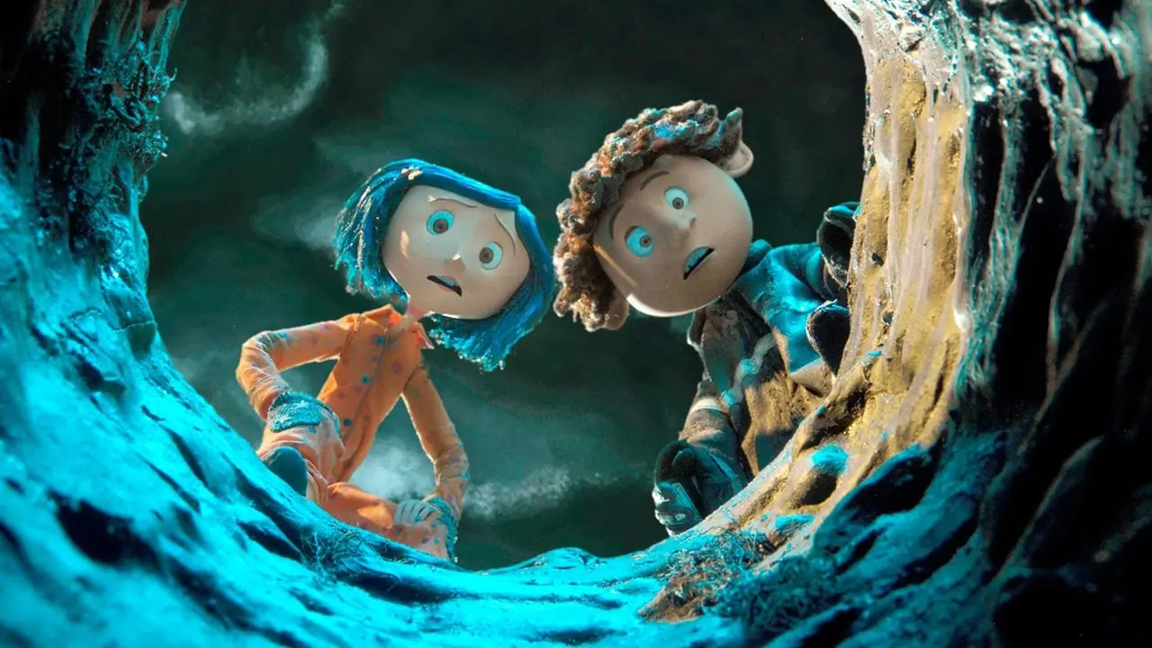 Barnen från Coraline stod och såg förvånade ut på toppen av ett hål i marken Barnen från Coraline stod och såg förvånade ut på toppen av ett hål i marken