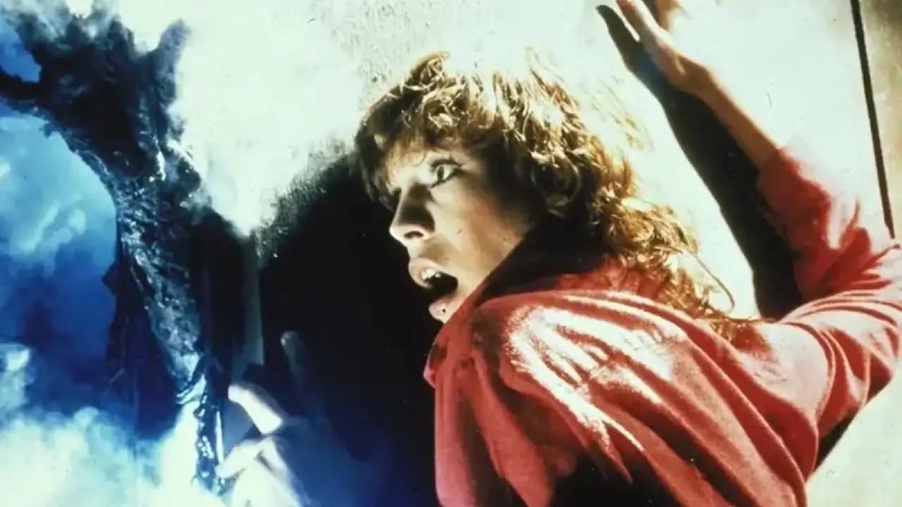 Jamie Lee Curtis es atacado por una mano fantasmal en The Fog Jamie Lee Curtis es atacado por una mano fantasmal en The Fog
