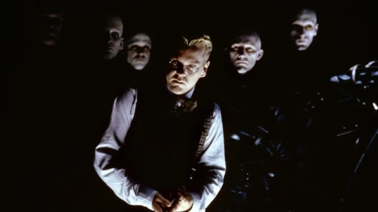 Kiefer Sutherland jako dr Daniel P. Schre w Dark City