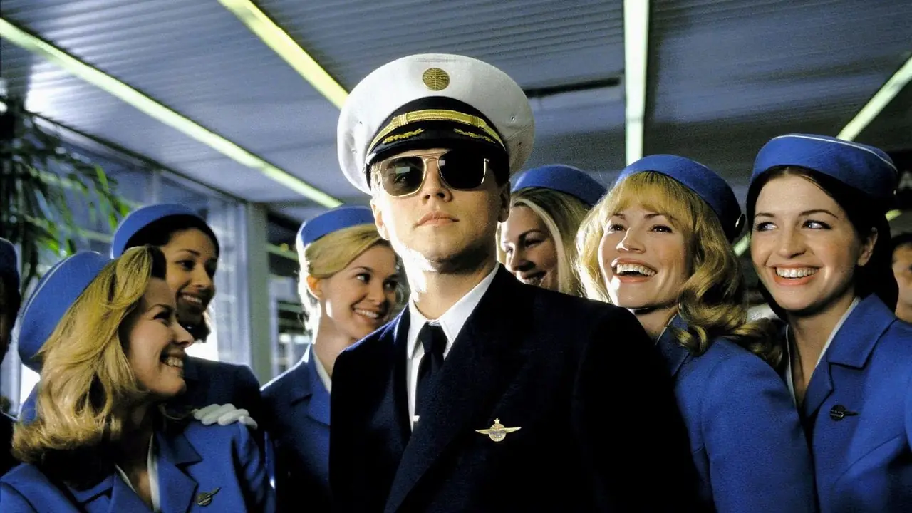 Leonardo DiCaprio bærer pilotuniform blant en gjeng med flyvertinner i Catch Me If You Can