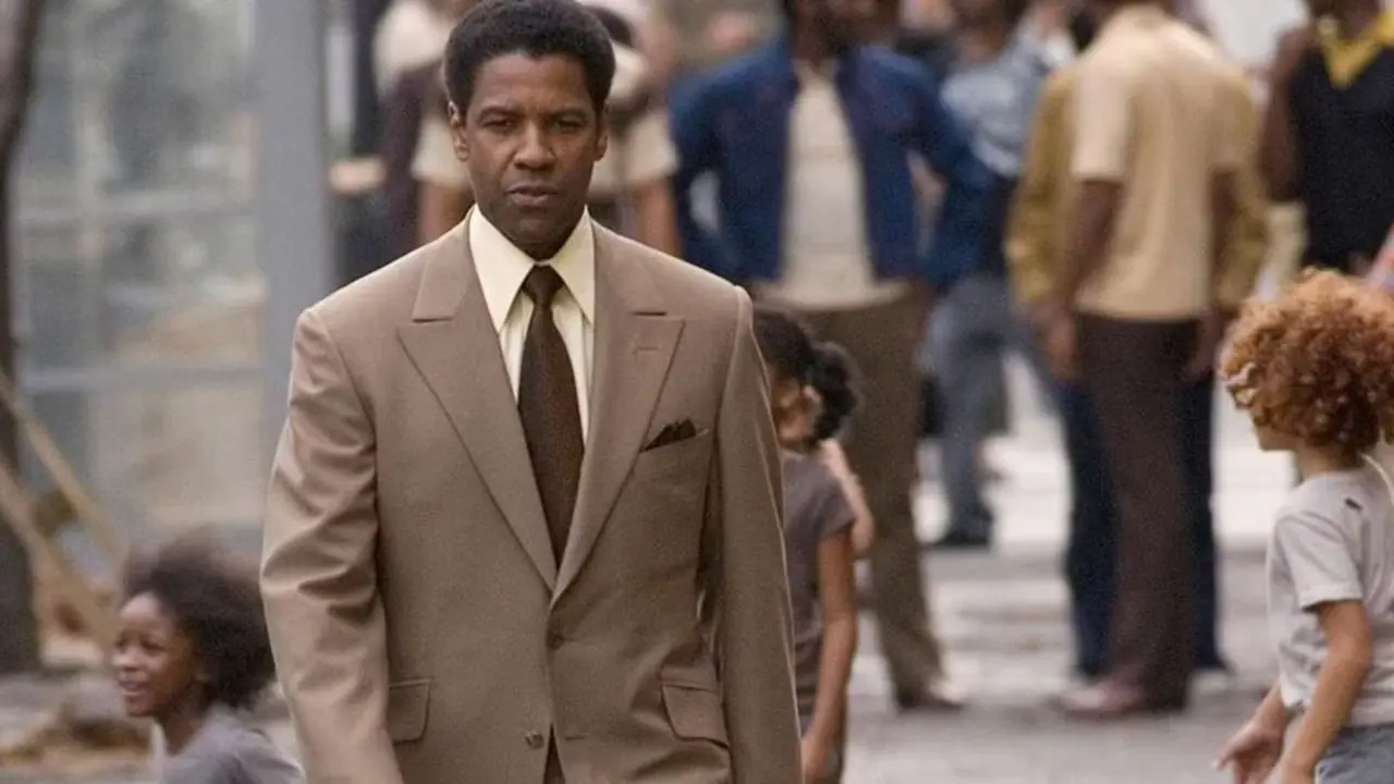 Denzel Washington går nedover gaten som Frank Lucas i American Gangster