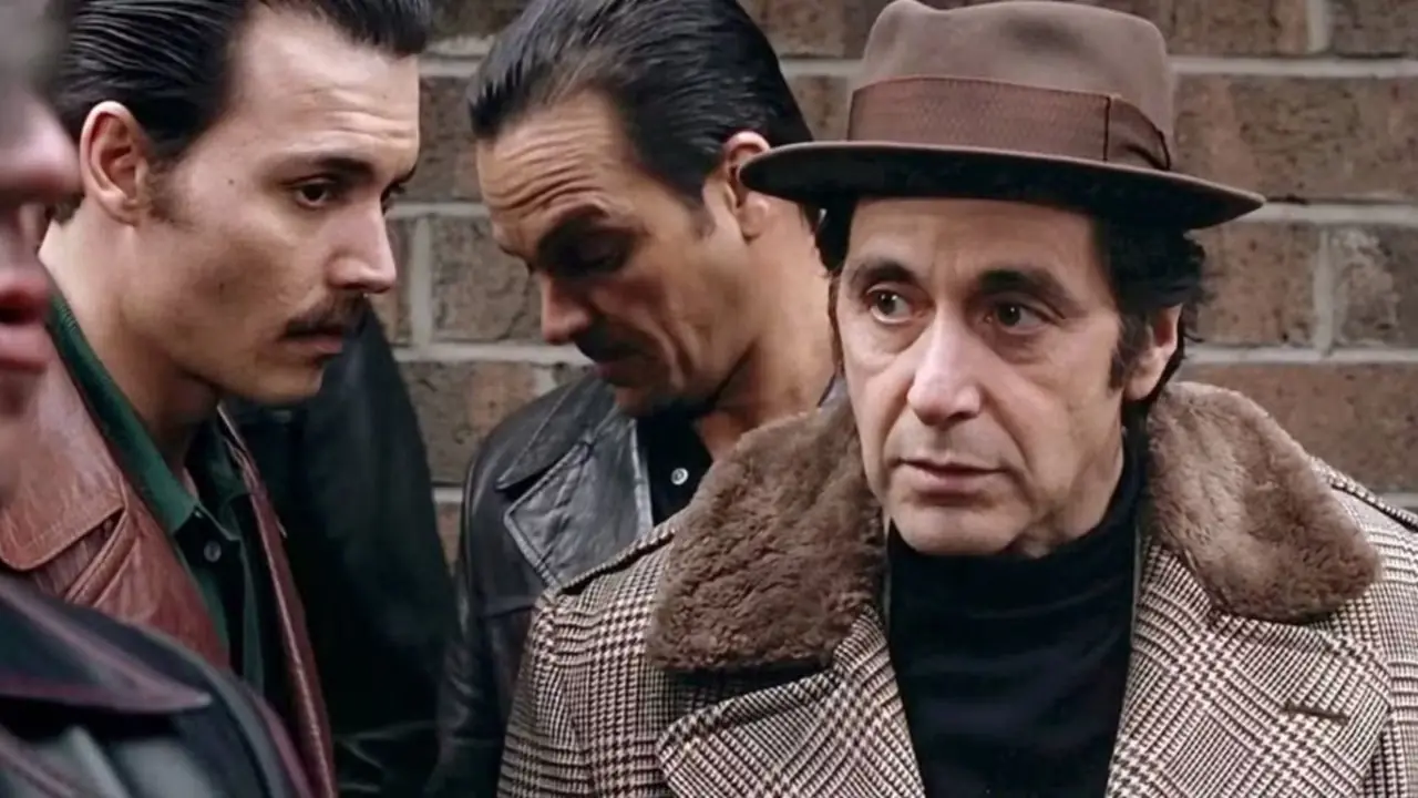 Lefty (Al Pacino) med gjengen sin utenfor i Donnie Brasco