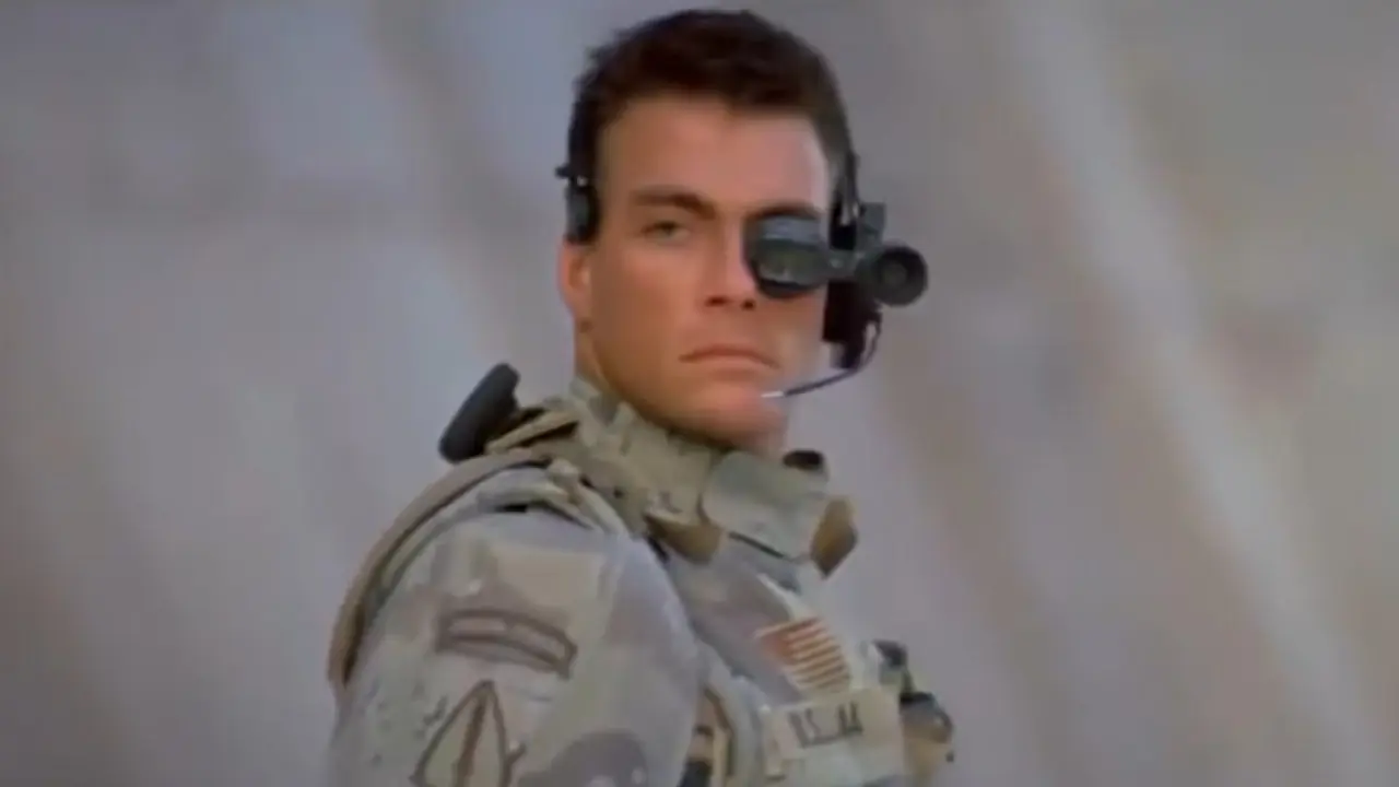 Jean Claude Van Damme indossa un copricapo in Universal Soldier