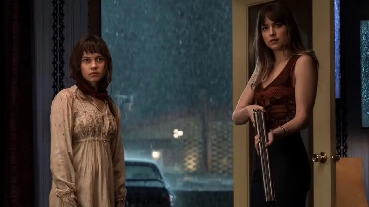 Dakota Johnson El Royale'de Kötü Zamanlar'da silah tutuyor Dakota Johnson El Royale'de Kötü Zamanlar'da silah tutuyor