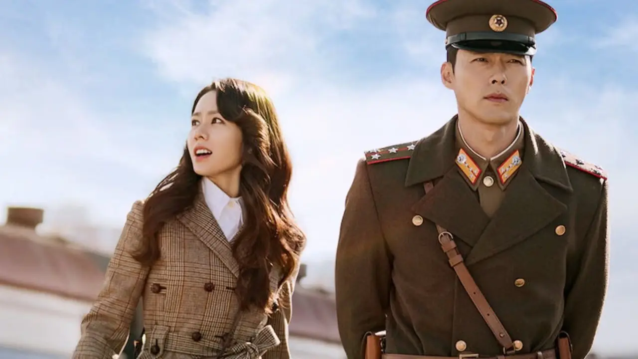 Yoon Se-ri (Son Ye-jin) i Ri Jeong-hyeok (Hyun Bin) w dramacie K Crash Landing On You. Yoon Se-ri (Son Ye-jin) i Ri Jeong-hyeok (Hyun Bin) w dramacie K Crash Landing On You.
