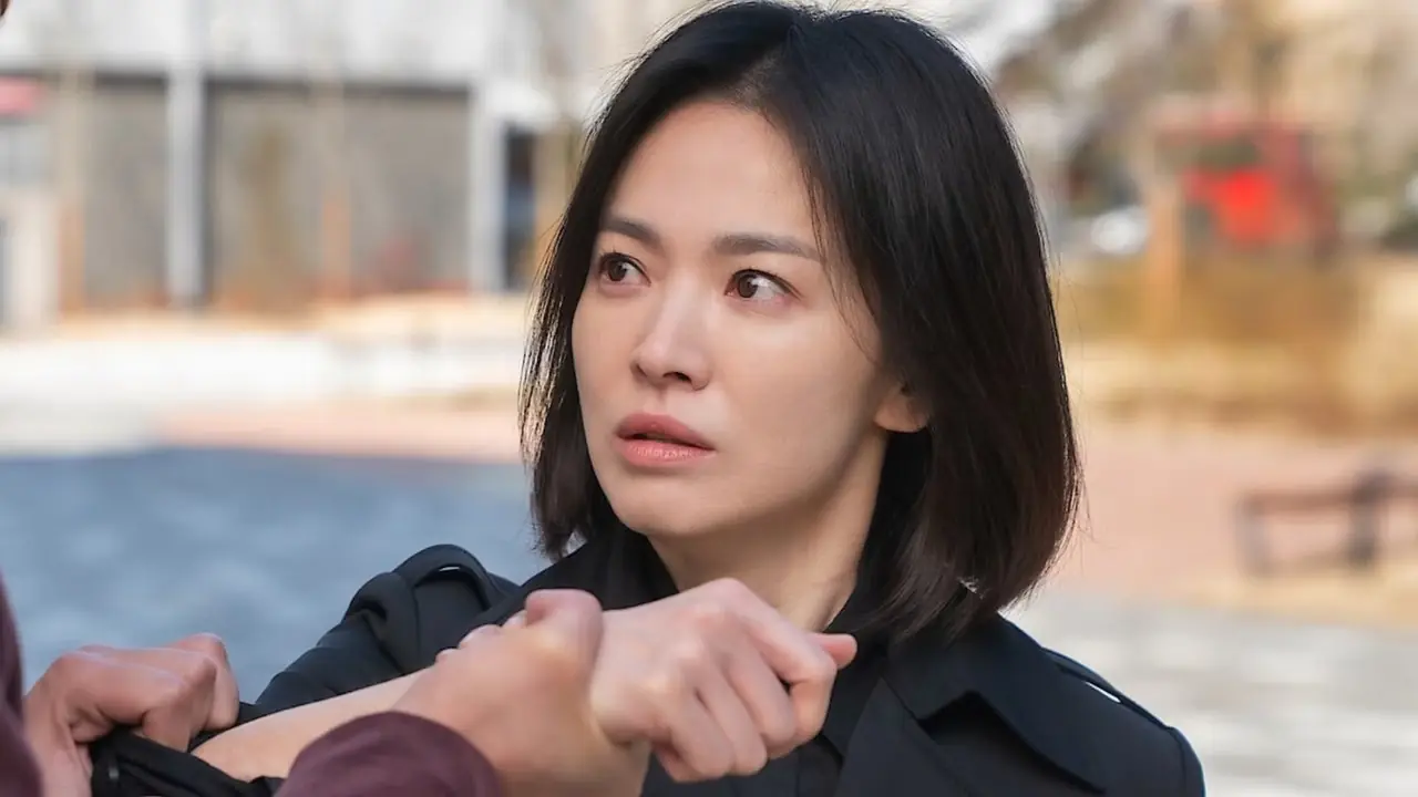 Song Hye-kyo dans le rôle de Moon Dong-eun dans The Glory. Song Hye-kyo dans le rôle de Moon Dong-eun dans The Glory.