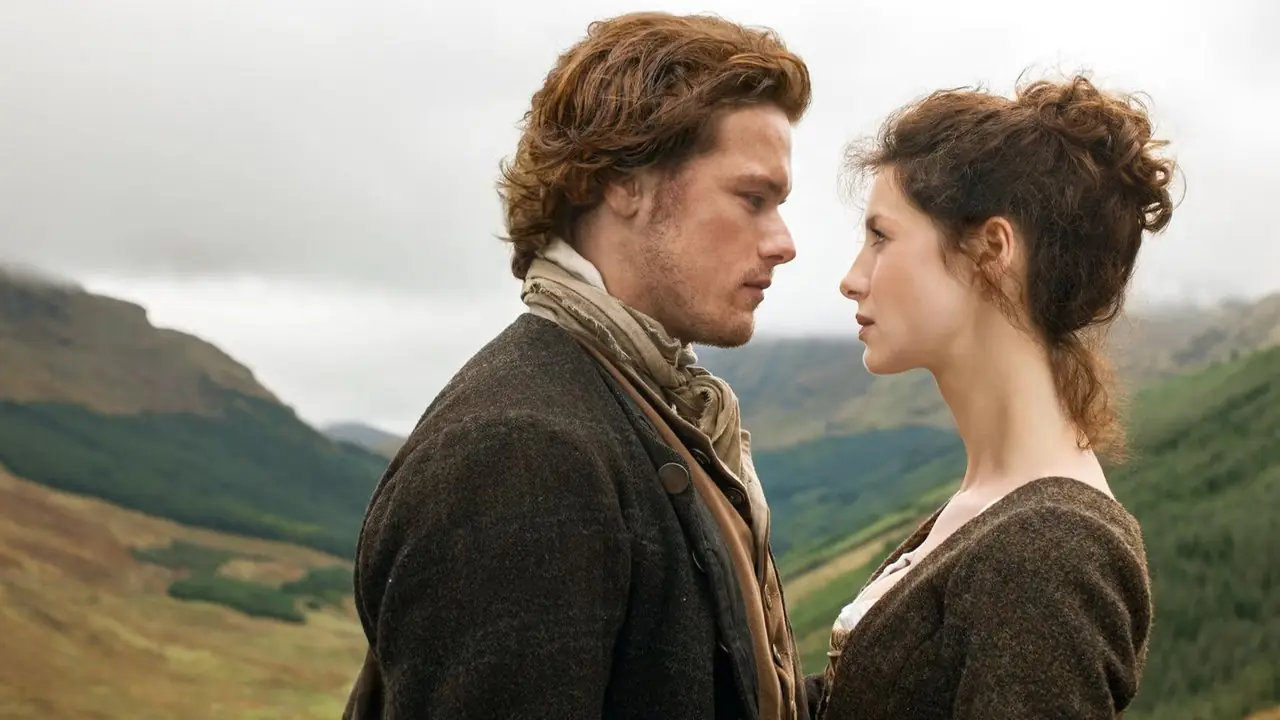 Jamie (Sam Heugan) y Claire (Caitríona Balfe) mirándose en la temporada 1 de Outlander. Jamie (Sam Heugan) y Claire (Caitríona Balfe) mirándose en la temporada 1 de Outlander.