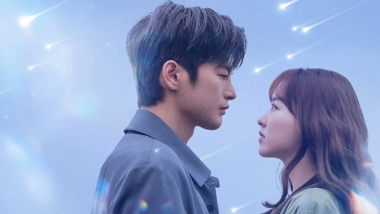 Un hombre y una mujer se miran fijamente mientras los meteoros caen en el cielo detrás de ellos en el K-drama Doom at Your Service. Un hombre y una mujer se miran fijamente mientras los meteoros caen en el cielo detrás de ellos en el K-drama Doom at Your Service.