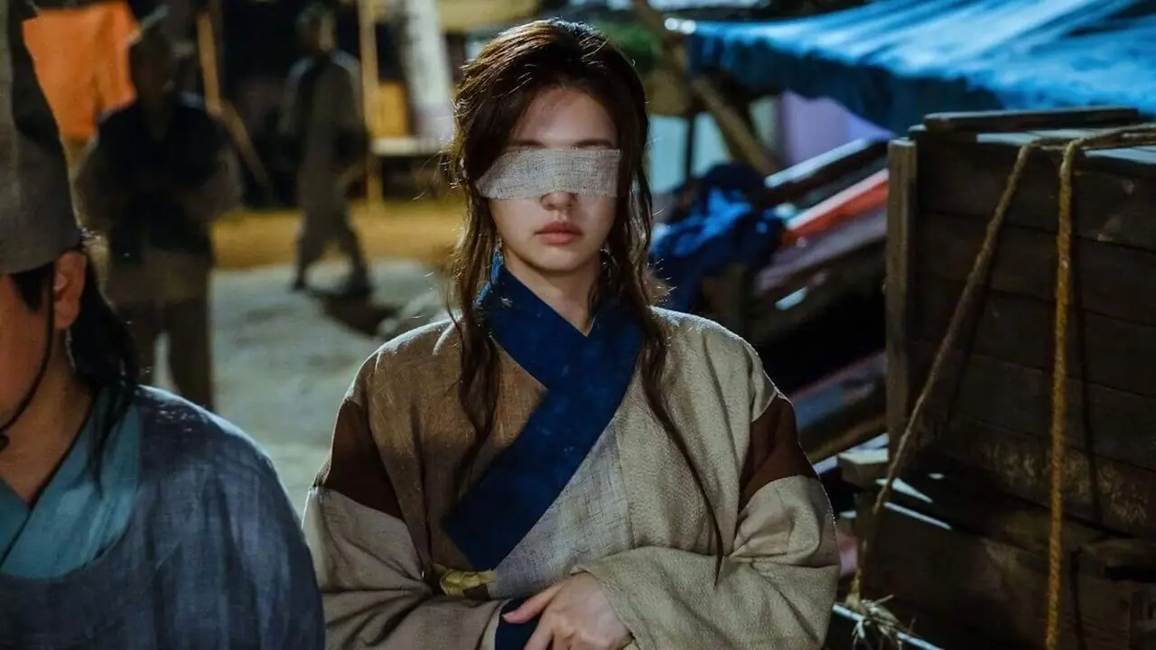 Una mujer usa una tira de tela sobre sus ojos en el K-drama de fantasía Alchemy of Souls. Una mujer usa una tira de tela sobre sus ojos en el K-drama de fantasía Alchemy of Souls.