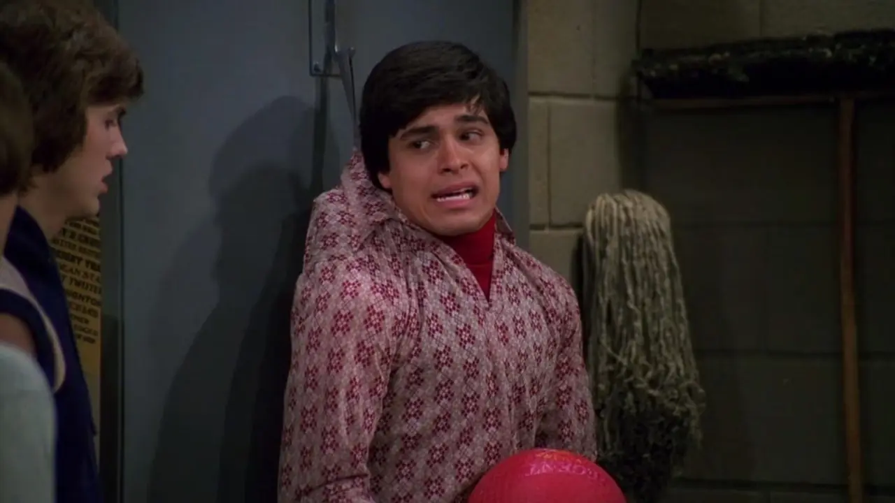 Fez wiszący z tyłu drzwi w odcinku „Class Picture” programu That '70s Show