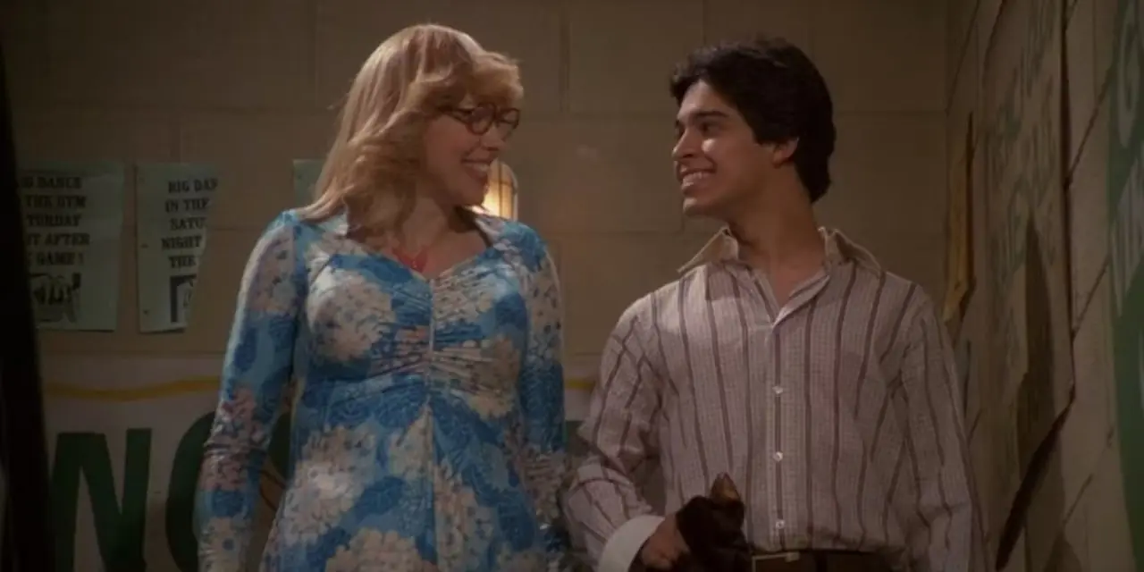 Att 70s Show Big Rhonda och Fez ler mot varandra innan balen Att 70s Show Big Rhonda och Fez ler mot varandra innan balen
