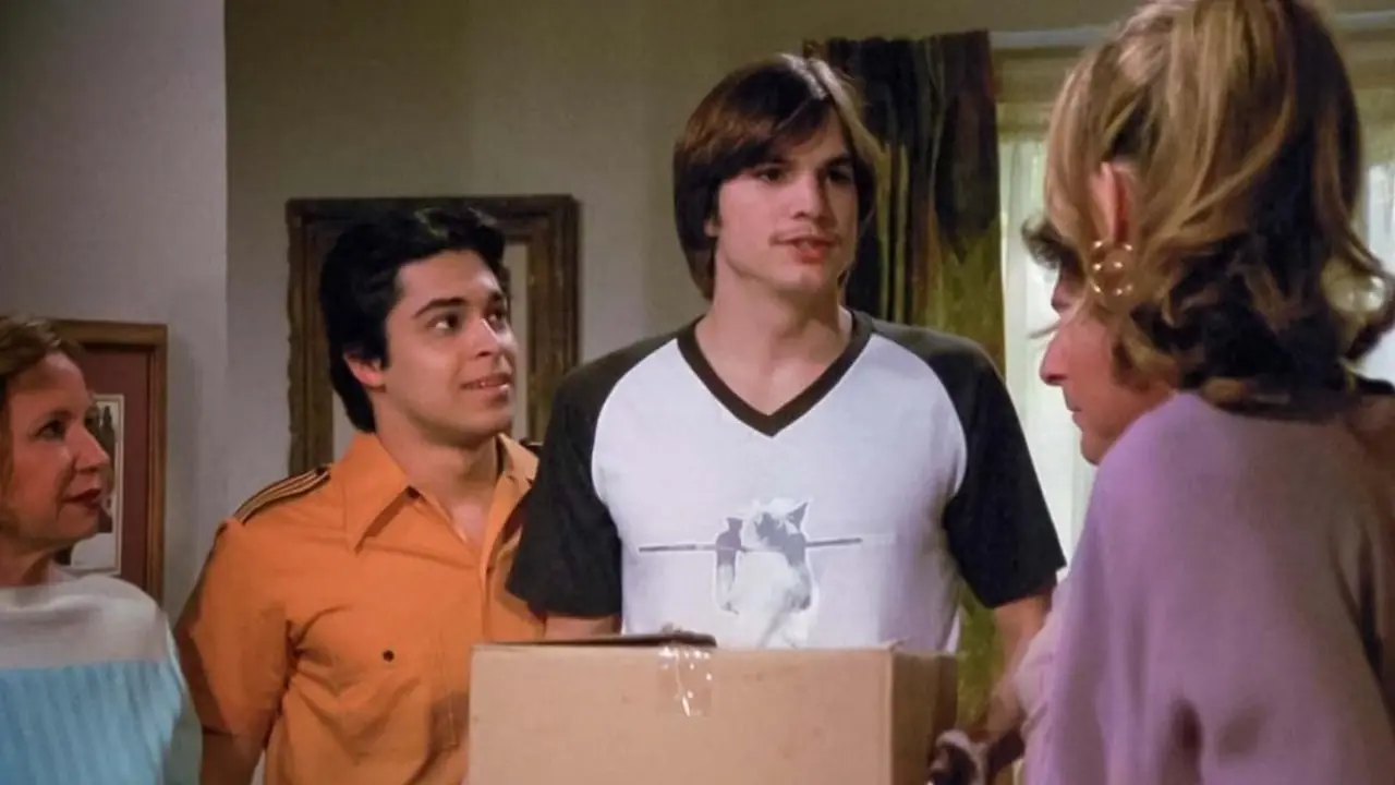 Kelso håller i en kartong medan Fez tittar på honom i That '70s Show-avsnittet Squeeze Box Kelso håller i en kartong medan Fez tittar på honom i That '70s Show-avsnittet Squeeze Box
