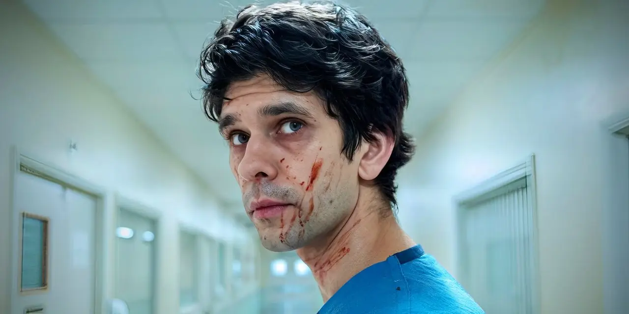 Adam Kay (Ben Whishaw) con sangre en la cara en Esto va a doler Adam Kay (Ben Whishaw) con sangre en la cara en Esto va a doler