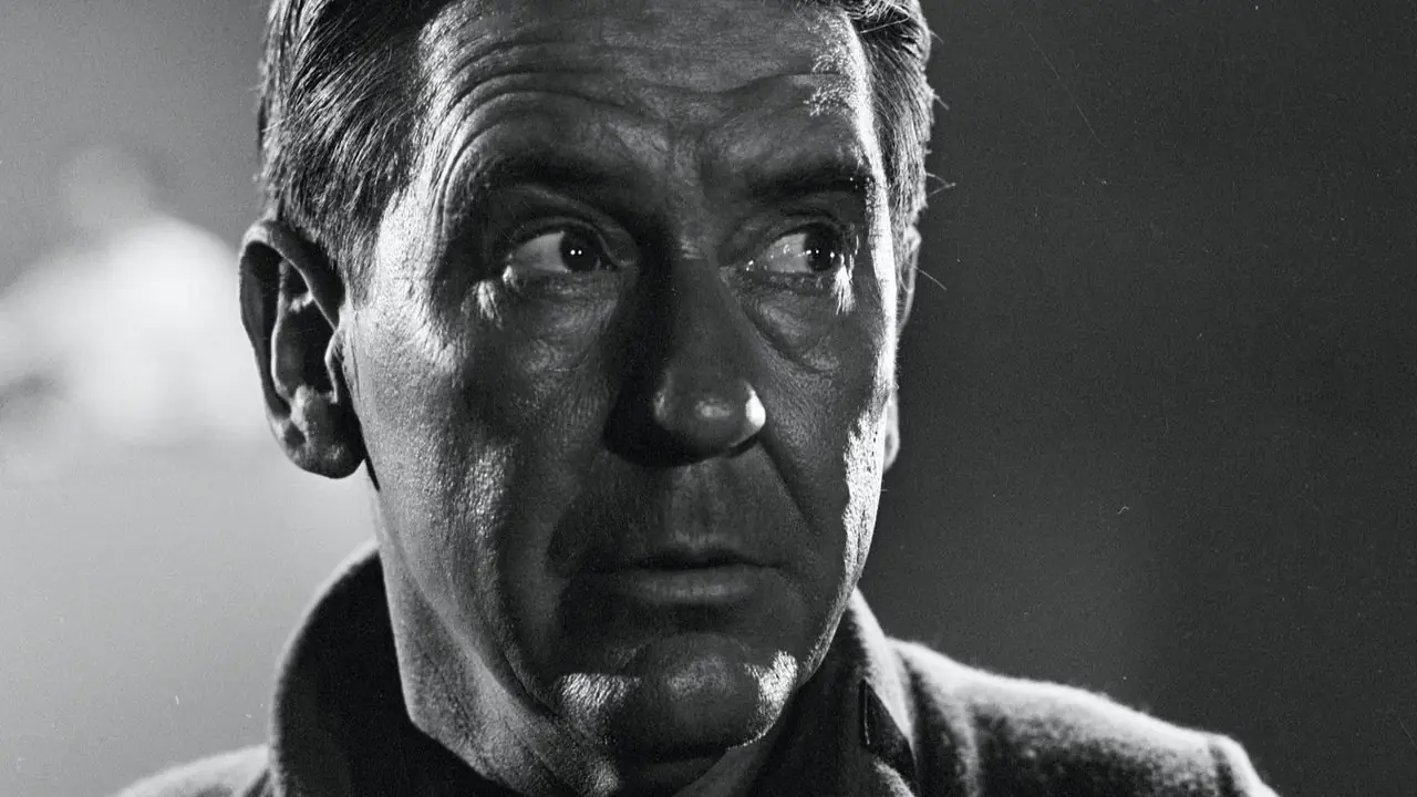 Romney (Burgess Meredith) parece asustado en The Twilight Zone.