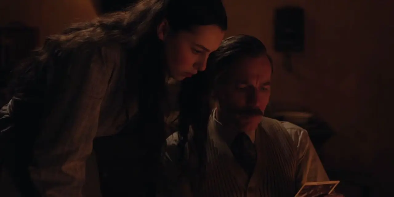 Sofia und Alexander lesen gemeinsam etwas in „Ein Gentleman in Moskau“. Sofia und Alexander lesen gemeinsam etwas in „Ein Gentleman in Moskau“.