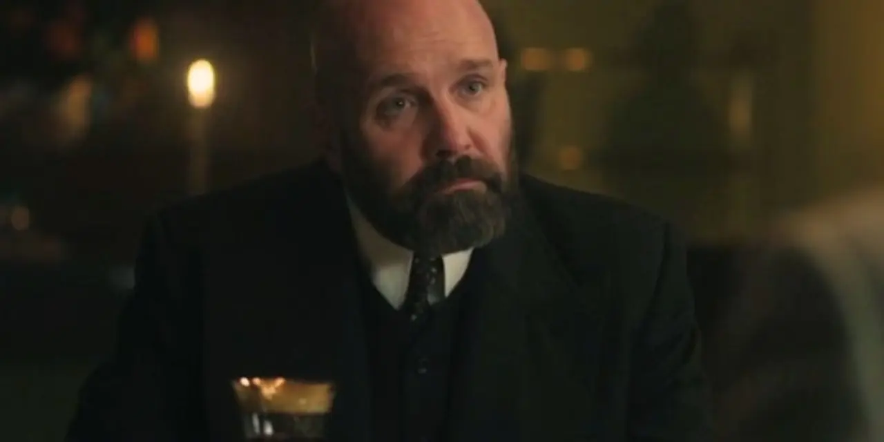 Johnny Harris als Osip Glebnikov runzelt die Stirn in „Ein Gentleman in Moskau“. Johnny Harris als Osip Glebnikov runzelt die Stirn in „Ein Gentleman in Moskau“.