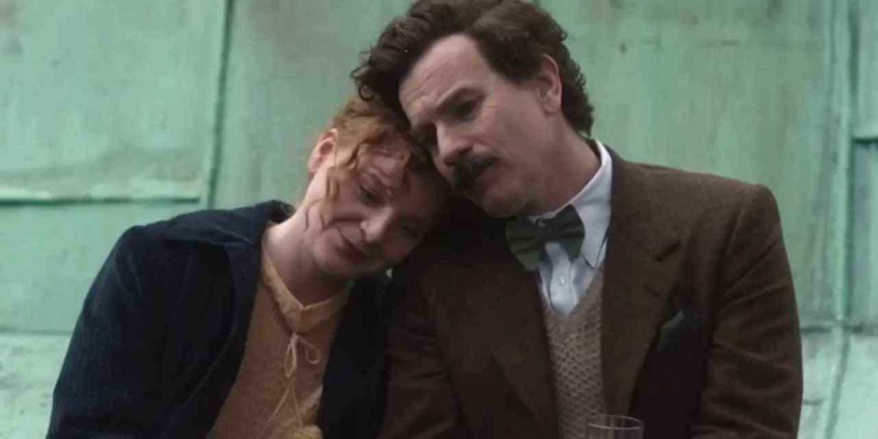Nina mit ihrem Kopf auf Alexanders Schulter in „Ein Gentleman in Moskau“. Nina mit ihrem Kopf auf Alexanders Schulter in „Ein Gentleman in Moskau“.