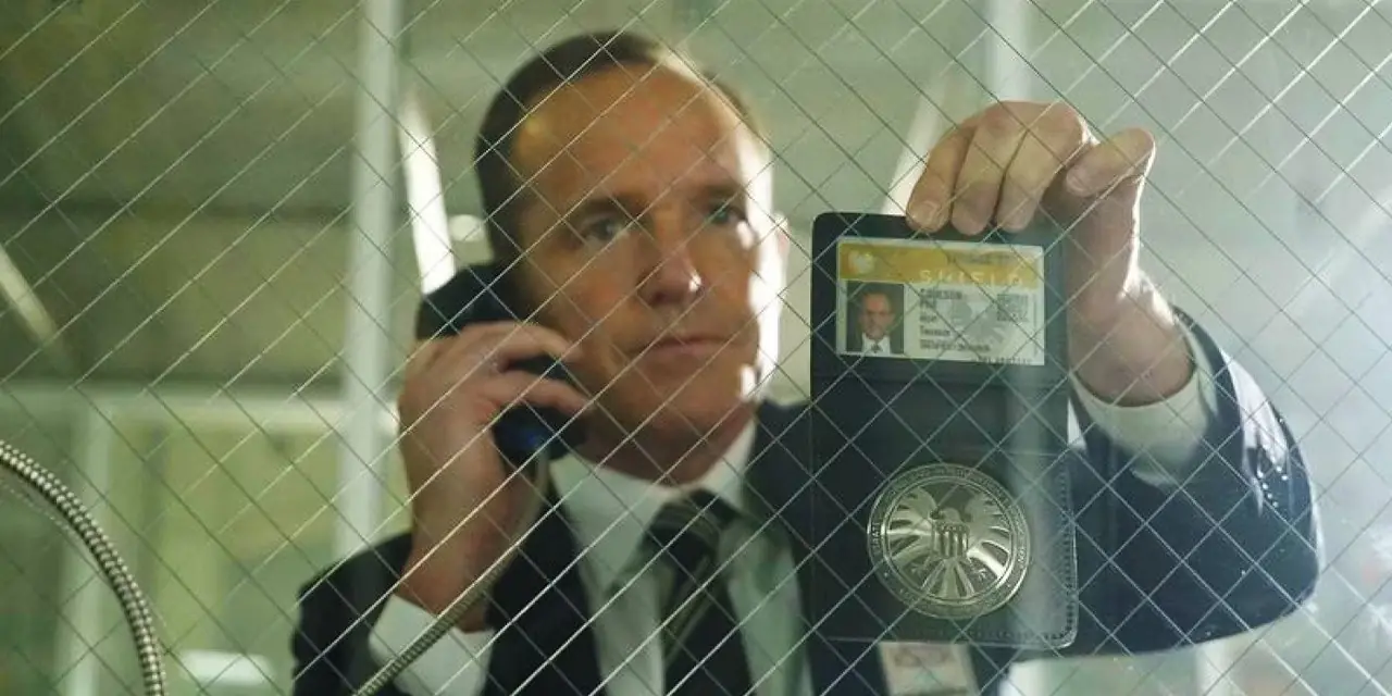 فيل كولسون يظهر شارة SHIELD الخاصة به في فيلم Agents of SHIELD
