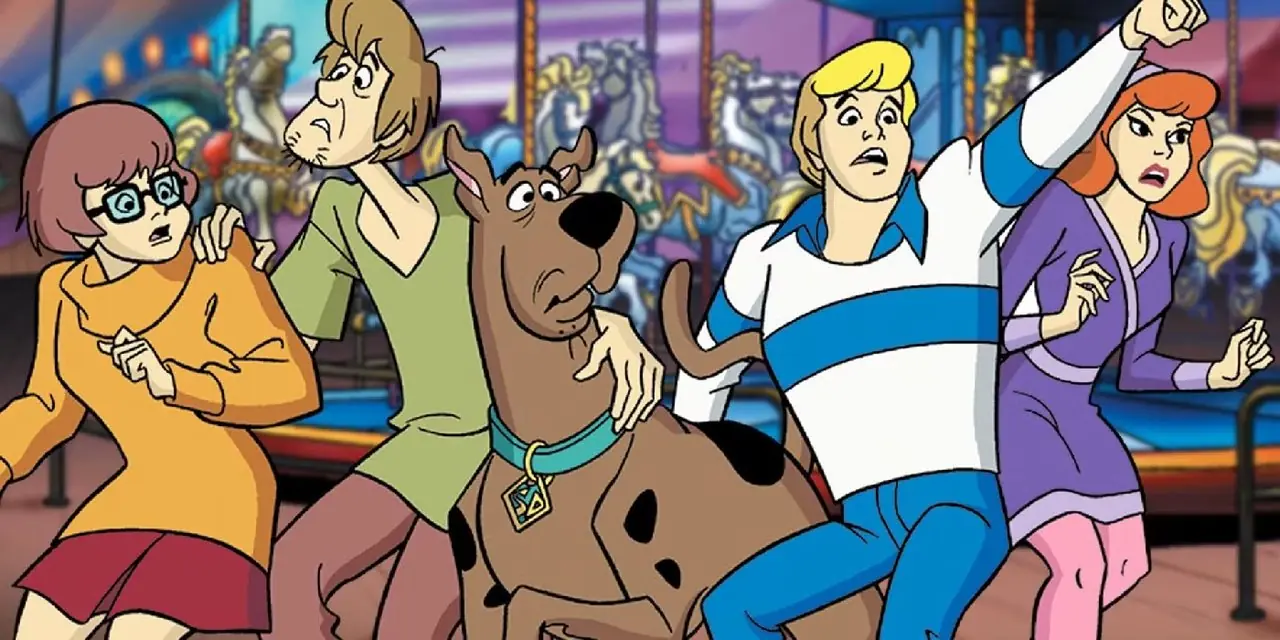 Toute la bande ensemble a l'air effrayée dans Quoi de neuf Scooby-Doo