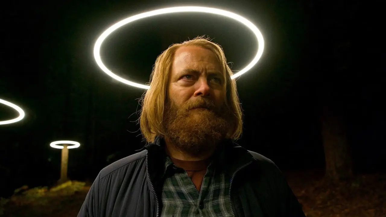 Forest (Nick Offerman) con una luz estilo halo sobre su cabeza en Devs