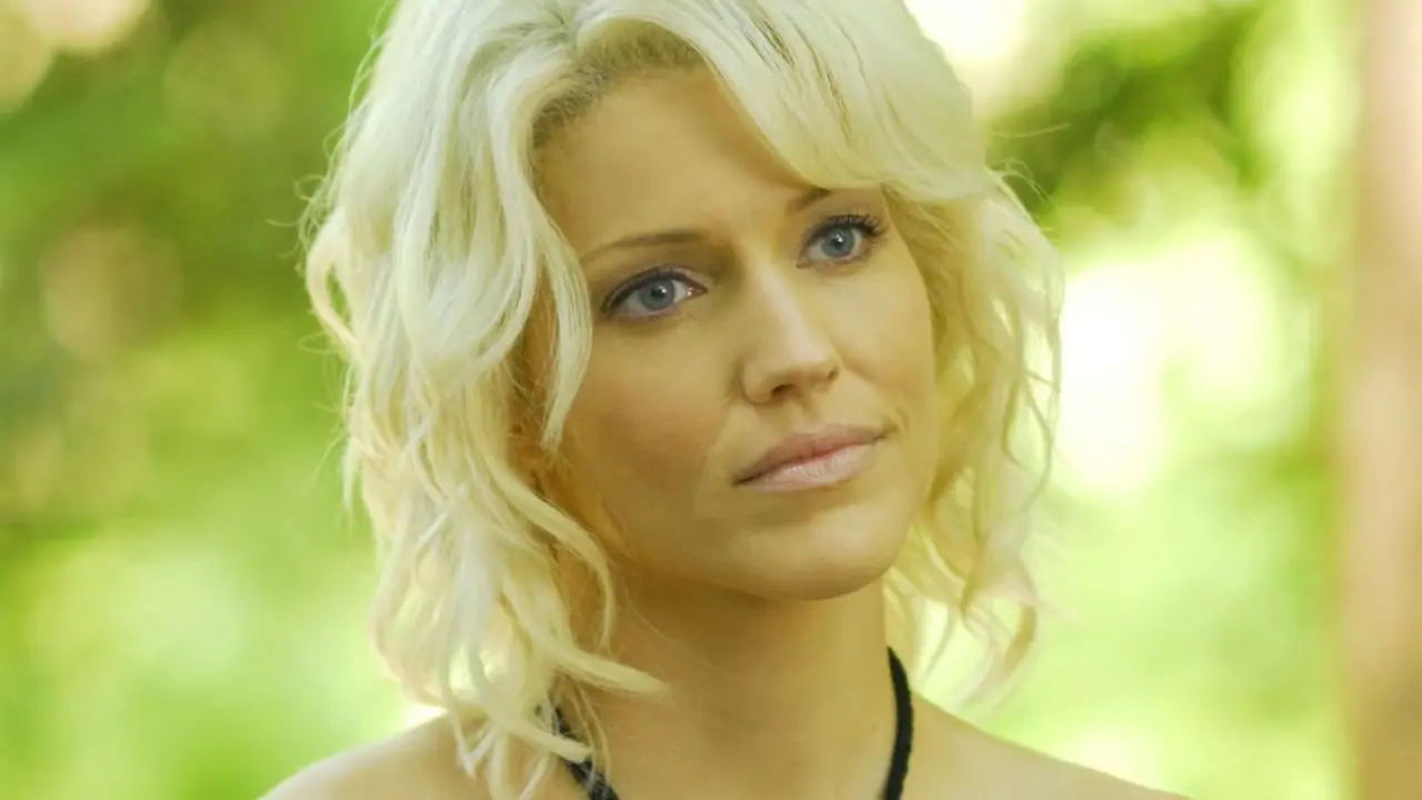 Tricia Helfer als Zes in Battlestar Galactica. Tricia Helfer als Zes in Battlestar Galactica.