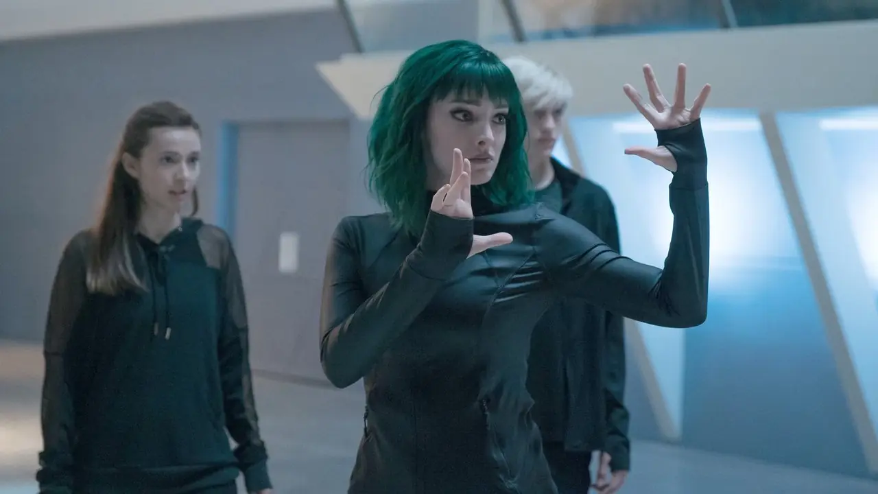Lorna Dane/Polaris (Emma Dumont) usando seus poderes em The Gifted Lorna Dane/Polaris (Emma Dumont) usando seus poderes em The Gifted