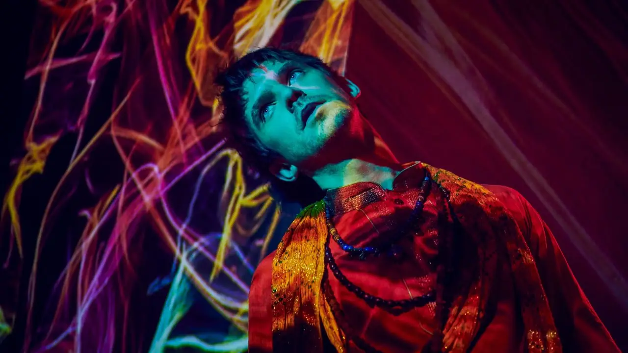 Uma foto promocional do personagem Legion mostra o personagem em cores psicodélicas Uma foto promocional do personagem Legion mostra o personagem em cores psicodélicas