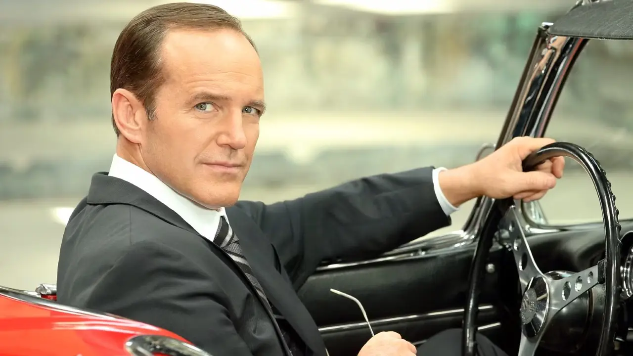 Agente Coulson sentado em um carro vermelho em Agents of SHIELD Agente Coulson sentado em um carro vermelho em Agents of SHIELD