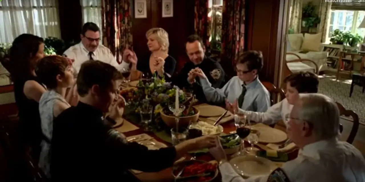 Tutti i Blue Bloods si tengono per mano per dire Grace alla cena della famiglia Reagan