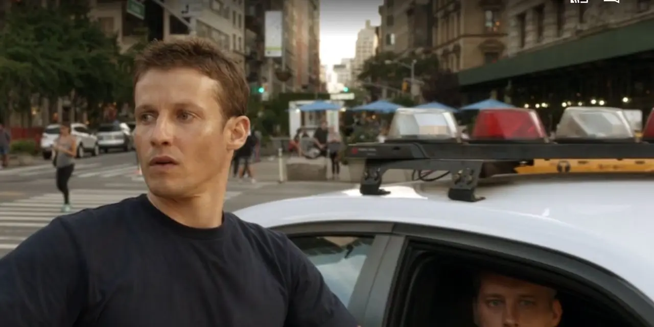 Blue Bloods Jamie chiede un favore a un poliziotto alla sua auto della polizia