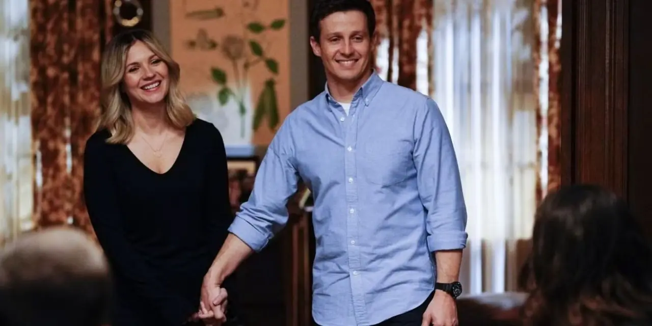 Jamie (Will Estes) ed Eddie (Vanessa Ray) si tengono per mano alla cena della famiglia Reagan in Blue Bloods