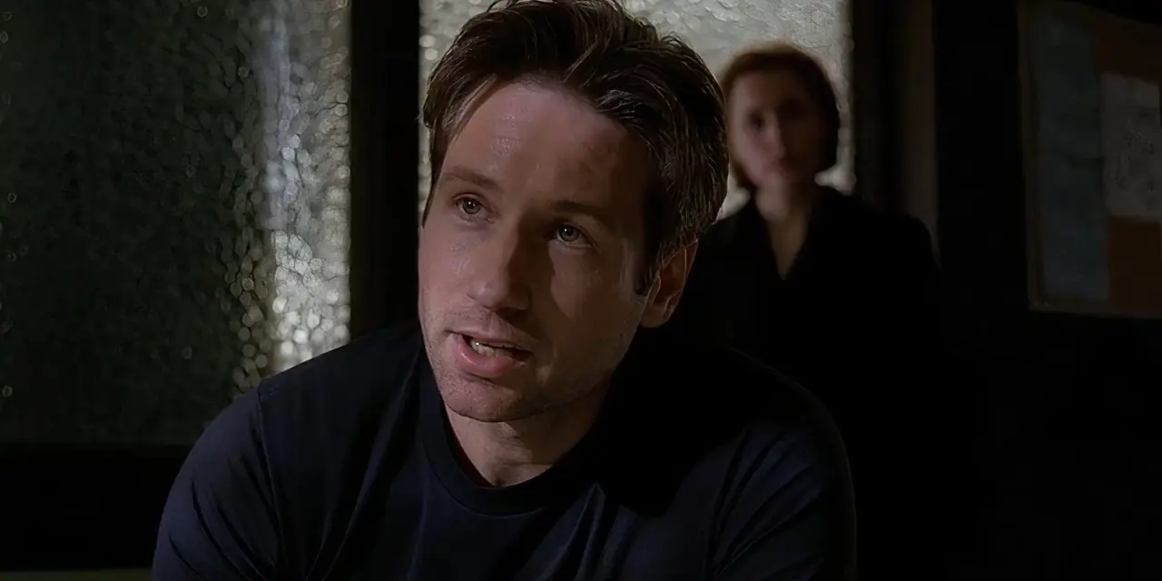 Mulder (David Duchovny) intervjuer presten i The X-Files All Souls Mulder