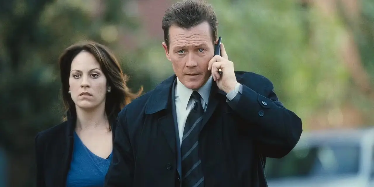 Doggett pratar i telefon medan han går bredvid Reyes i The X-Files