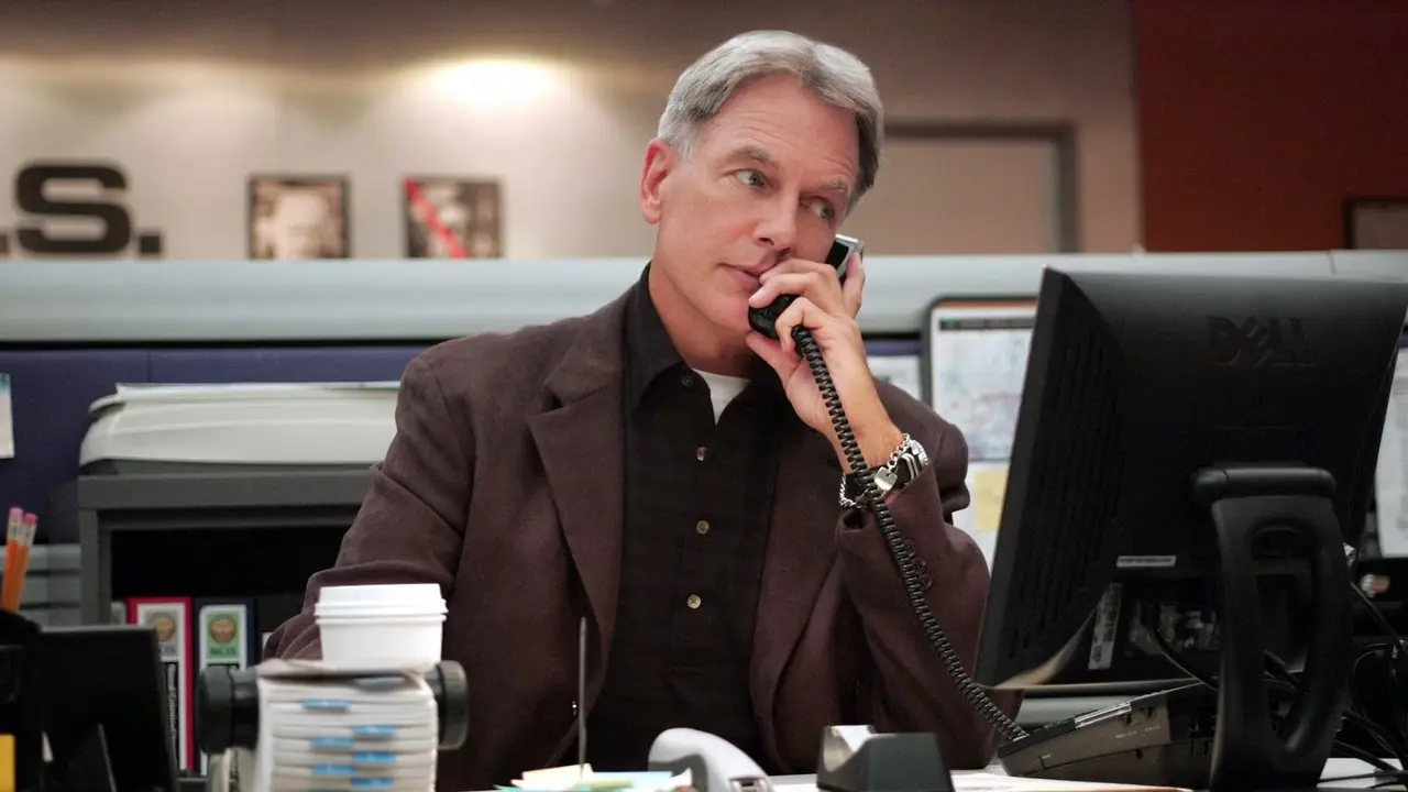 صورة ثابتة لمارك هارمون في دور ليروي جيثرو جيبس في الموسم الثاني من NCIS. صورة ثابتة لمارك هارمون في دور ليروي جيثرو جيبس في الموسم الثاني من NCIS.