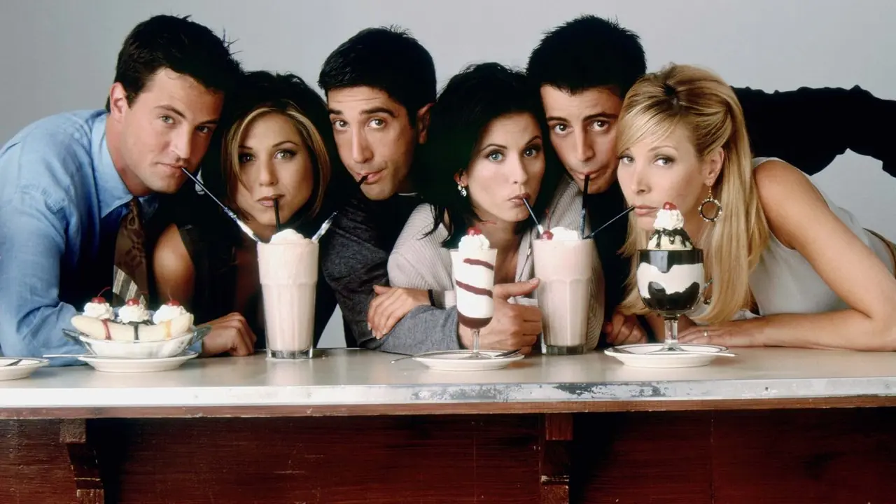 طاقم عمل مسلسل Friends في لقطة ترويجية طاقم عمل مسلسل Friends في لقطة ترويجية