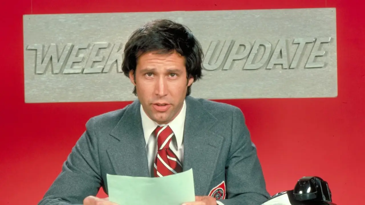Chevy Chase gjør helgeoppdatering i Saturday Night Live sesong 1 Chevy Chase gjør helgeoppdatering i Saturday Night Live sesong 1
