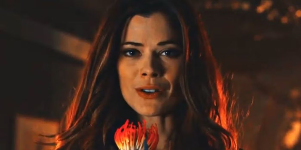 Peyton List nei panni di Poison Ivy tiene un fiore davanti al viso a Gotham