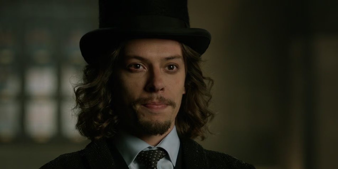 Benedict Samuel nel ruolo di Jervis Tetch Cappellaio Matto a Gotham