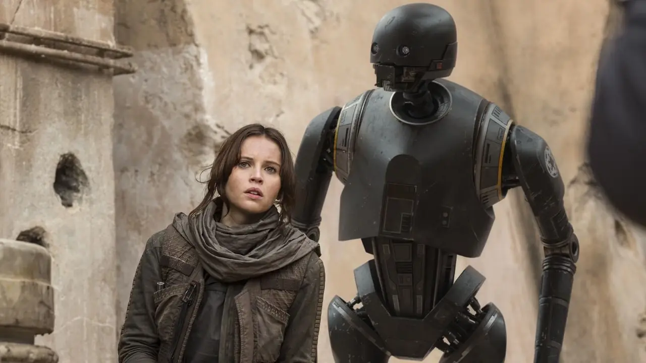 《侠盗一号：星球大战外传》中的 Jyn Erso 和 K2-SO