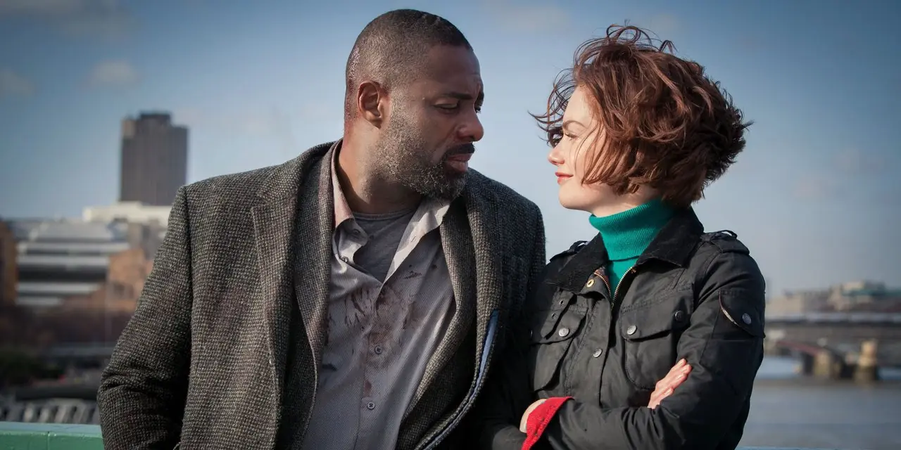 Luther y Alice en un puente en Luther de la BBC Luther y Alice en un puente en Luther de la BBC