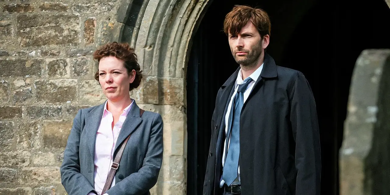 Olivia Colman y David Tennant de pie en Broadchurch Olivia Colman y David Tennant de pie en Broadchurch