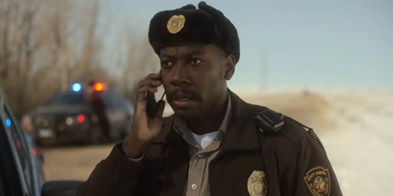 Lamorne Morris como Witt Farr atendendo o telefone no episódio 9 da 5ª temporada de Fargo